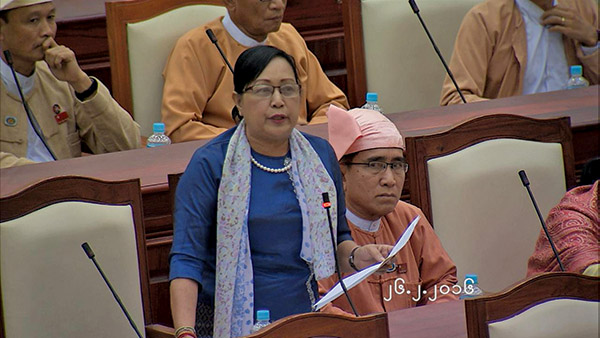ဒီခ်ဳပ္ကုိယ္စားလွယ္ ေဆြးေႏြးစဥ္ တပ္ကိုိိယ္စားလွယ္အားလုံး မတ္တတ္ရပ္ ကန္႔ကြက္